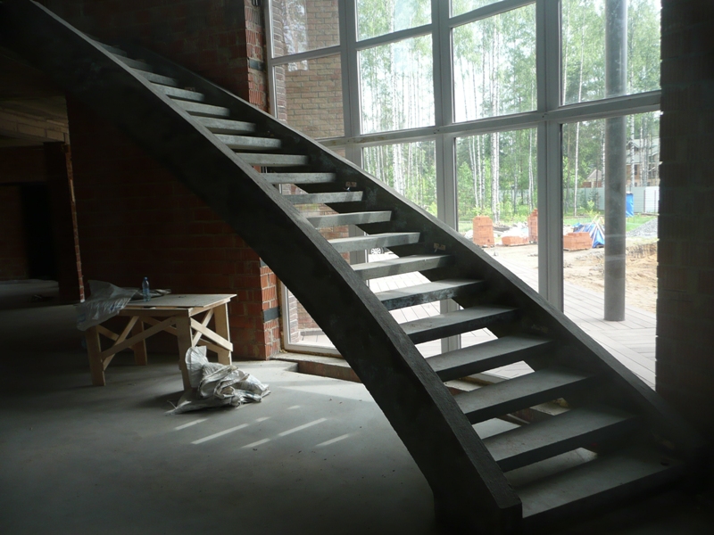 Лестница бетонная в дом - цена изготовления под заказ в Москве